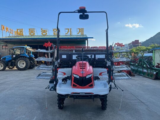 Kubota Rice transplanter KNW8SFS-GS (8Rows) 앞좌측면