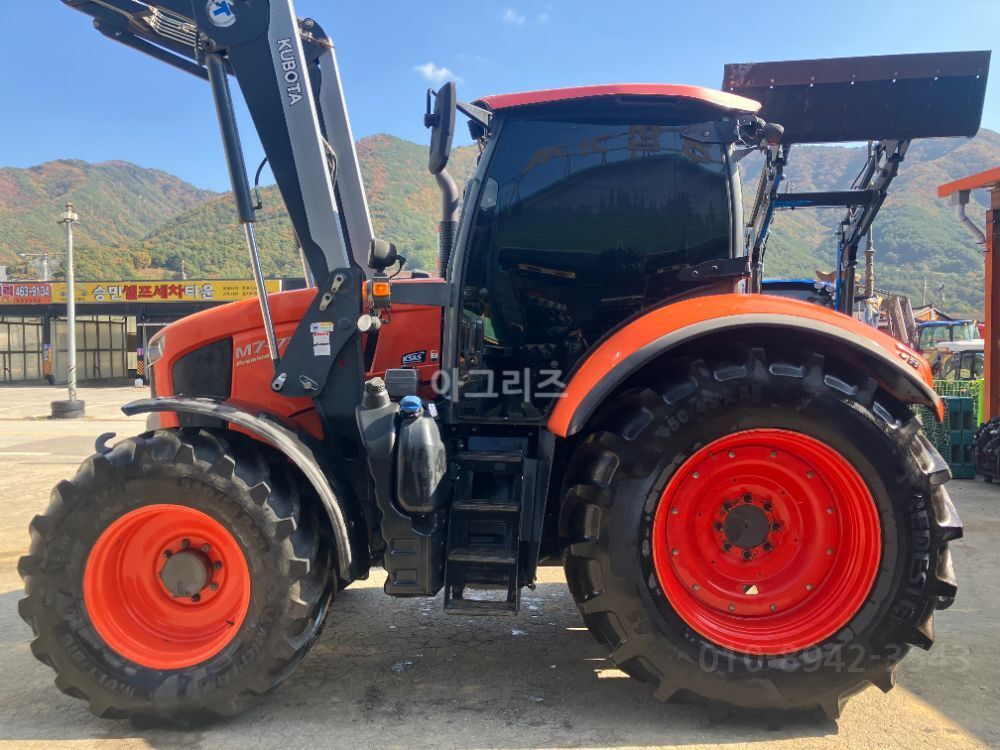 Kubota Tractor M7-171H (175.4hp) 뒤우측면