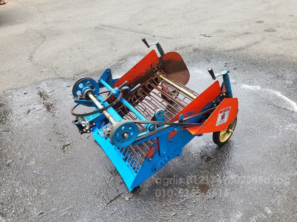 경운기용 감자수확기 경운기용 감자수확기 경운기용 감자수확기 뒤우측면