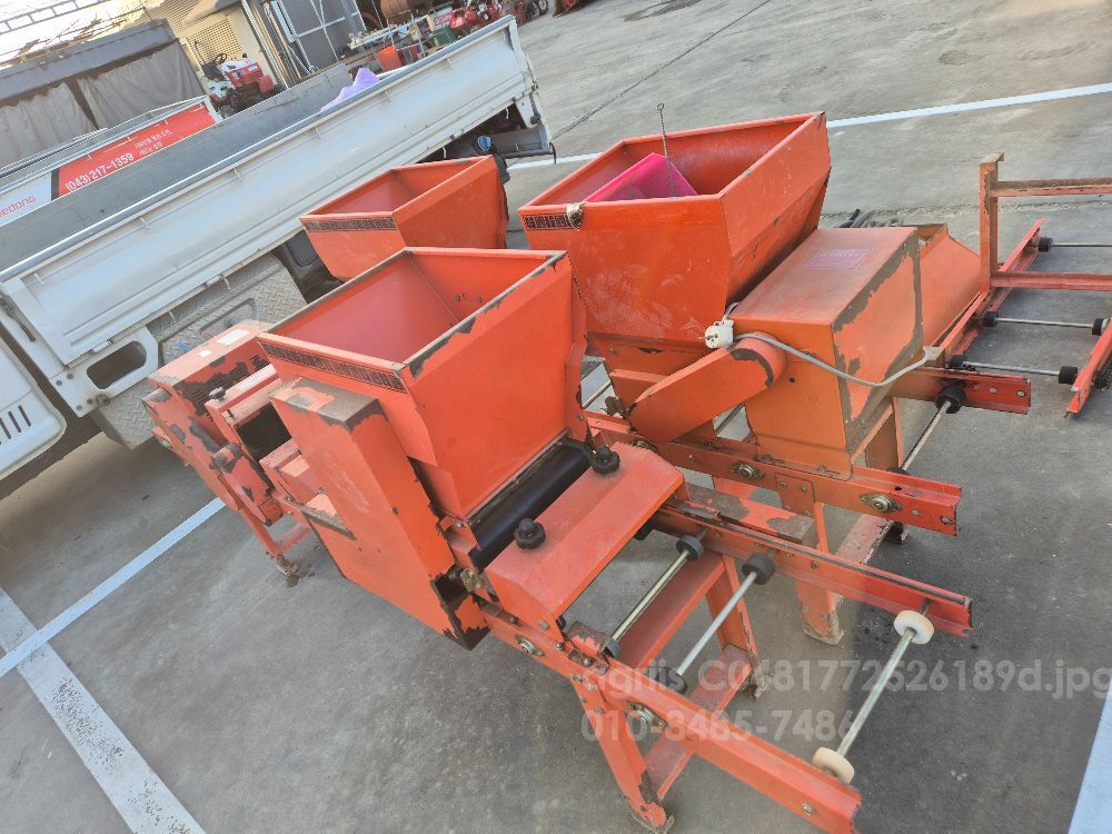 한국종합기계 일괄파종기 일괄파종기 뒤우측면