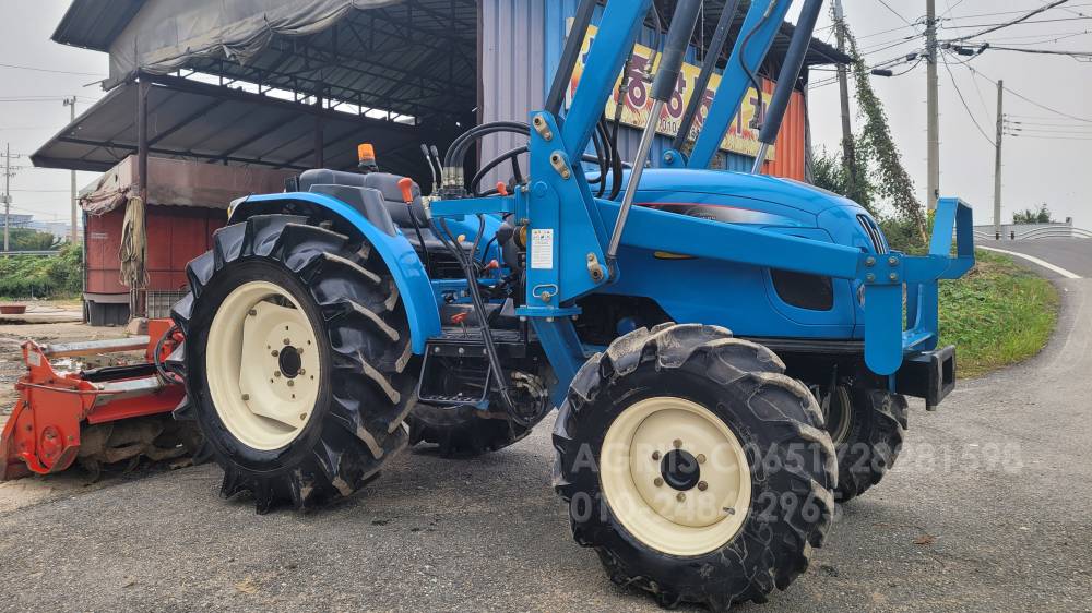 LS Tractor R48 (48hp) 측면