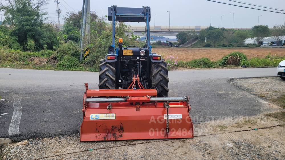 LS Tractor R48 (48hp) 운전석