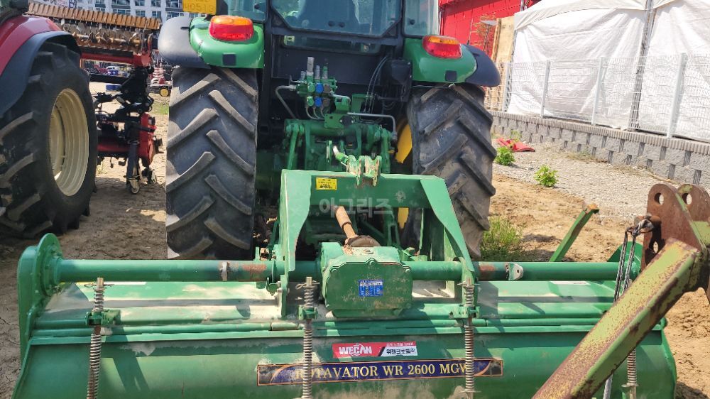 존디어 트랙터 6120E (120마력) 뒤우측면