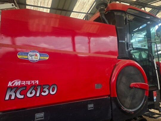 국제 콤바인 KC6130 (6조식) 앞좌측면