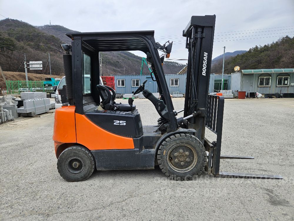 Doosan Forklift D25S-5 (2.5톤) 뒤우측면