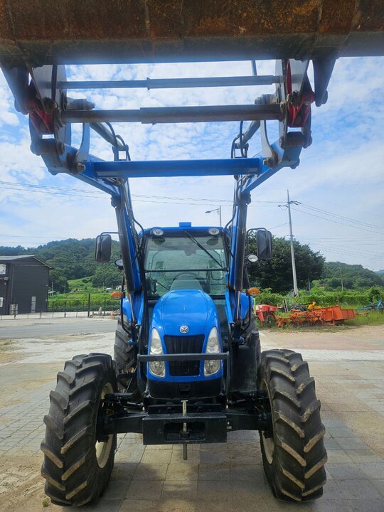 뉴홀랜드 트랙터 T5060 (105마력) 앞좌측면