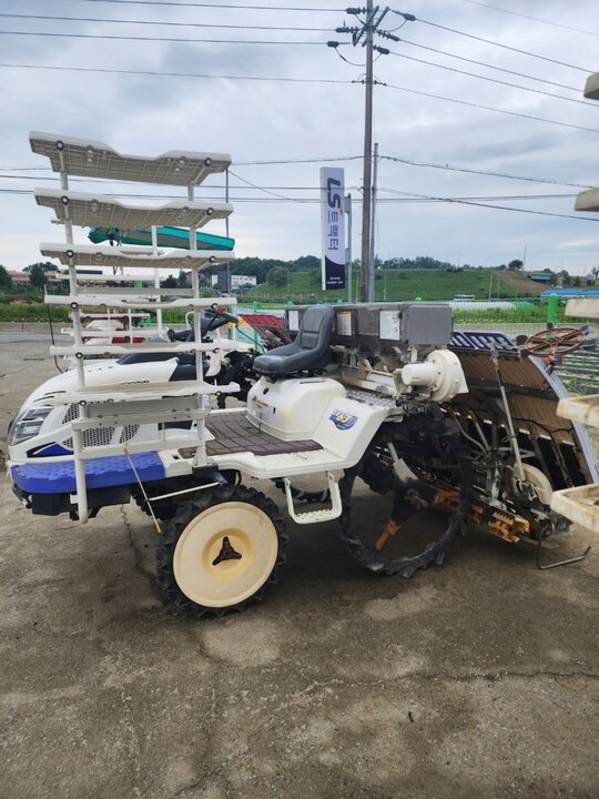 LS Rice transplanter LV63D (6Rows) 앞좌측면