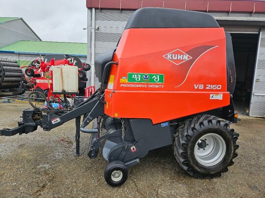 KUHN 명성 VB2160벨트식베일러 VB2160벨트식베일러 앞좌측면