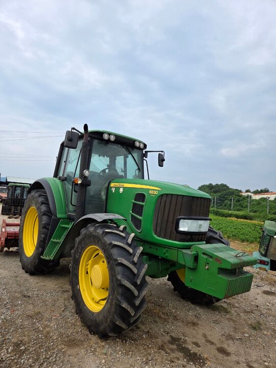 존디어 트랙터 6830 (135마력) 앞좌측면