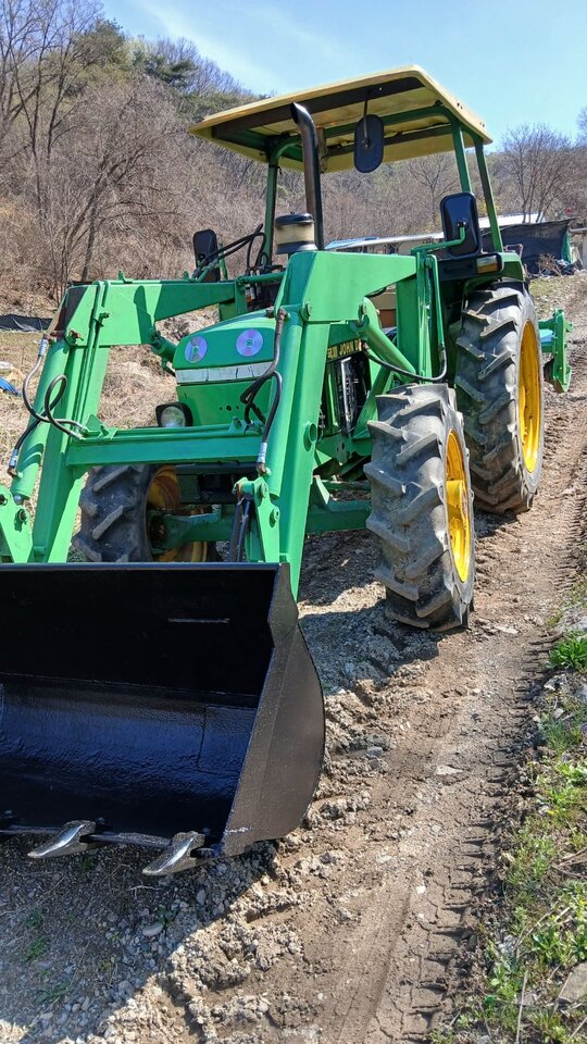 존디어 트랙터 1650K (51마력) 앞좌측면