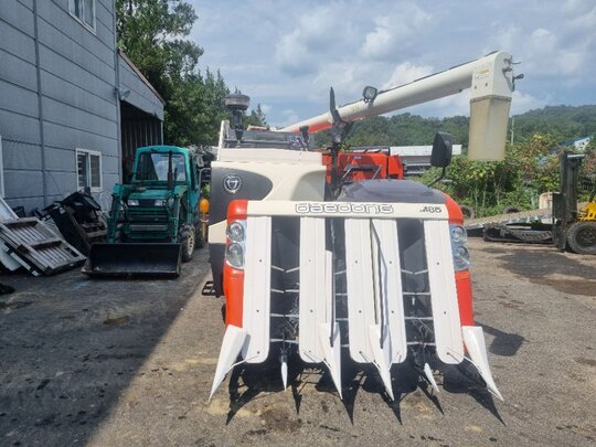 Daedong Combine Harvester DXM85G (5Rows) 앞좌측면