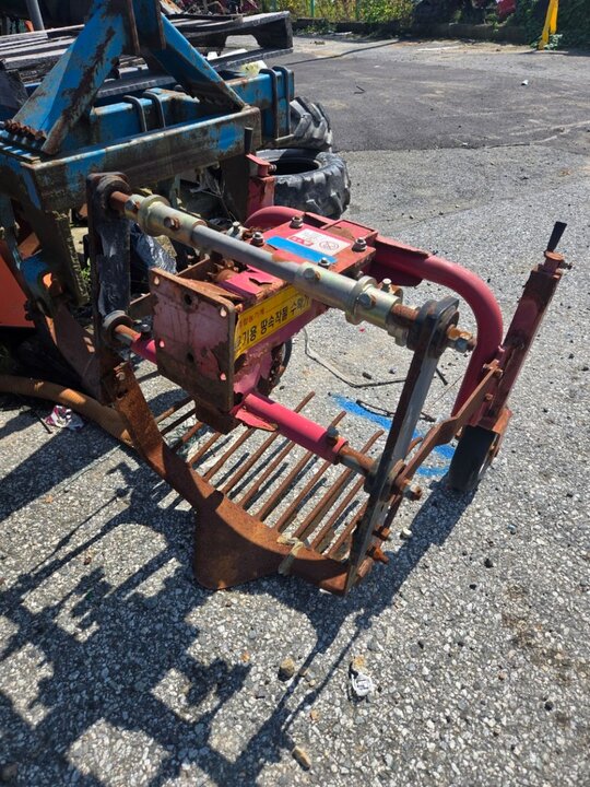  고구마수확기 경운기용 땅속작물 수확기  앞좌측면