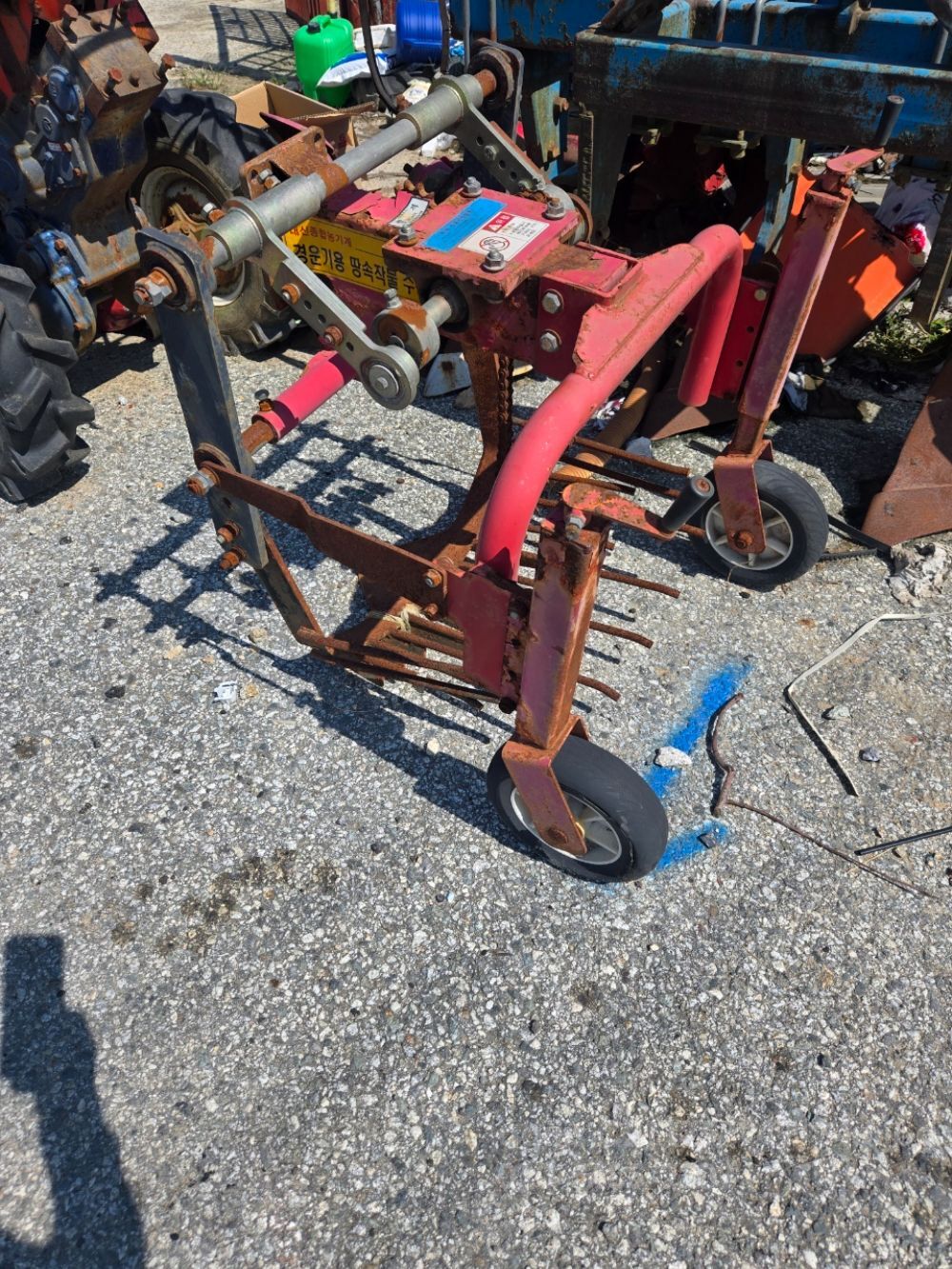  고구마수확기 경운기용 땅속작물 수확기  뒤우측면