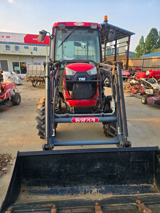 TYM 트랙터 M520 (52마력) 앞좌측면