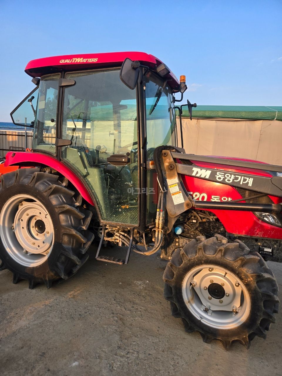 TYM 트랙터 M520 (52마력) 뒤우측면