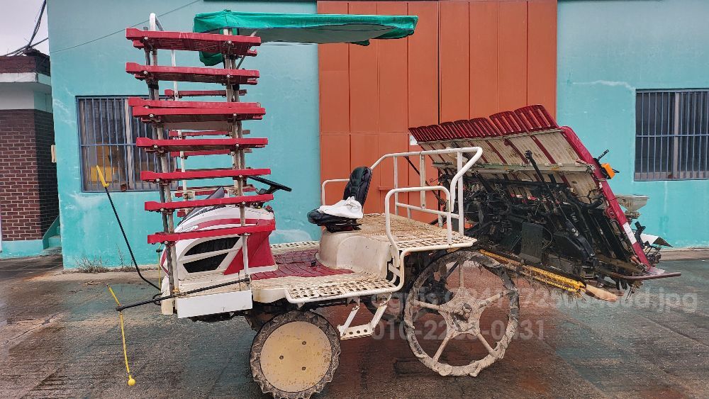 얀마 이앙기 YR8DZ (8조식) 뒤우측면