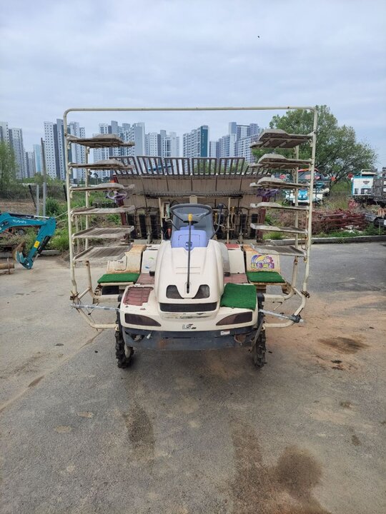 LS 이앙기 LV63 (6조식) 앞좌측면