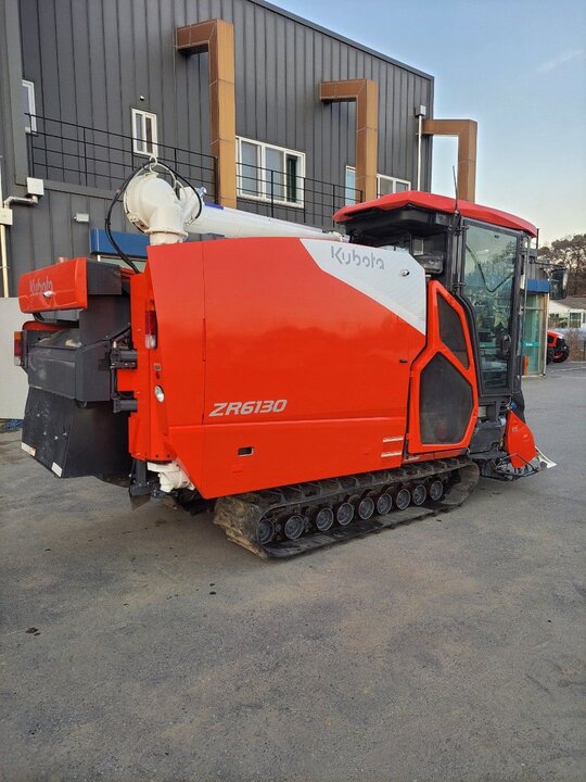 구보다 콤바인 ZR6130 (6조식) 앞좌측면