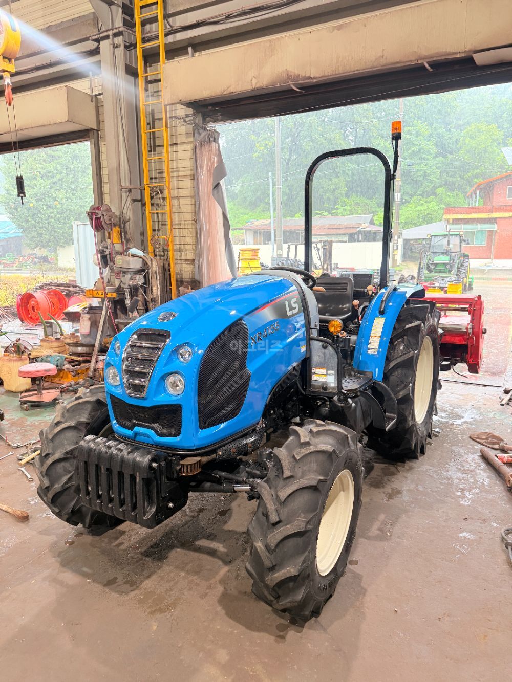 LS 트랙터 XR4155 (55.7마력) 뒤우측면