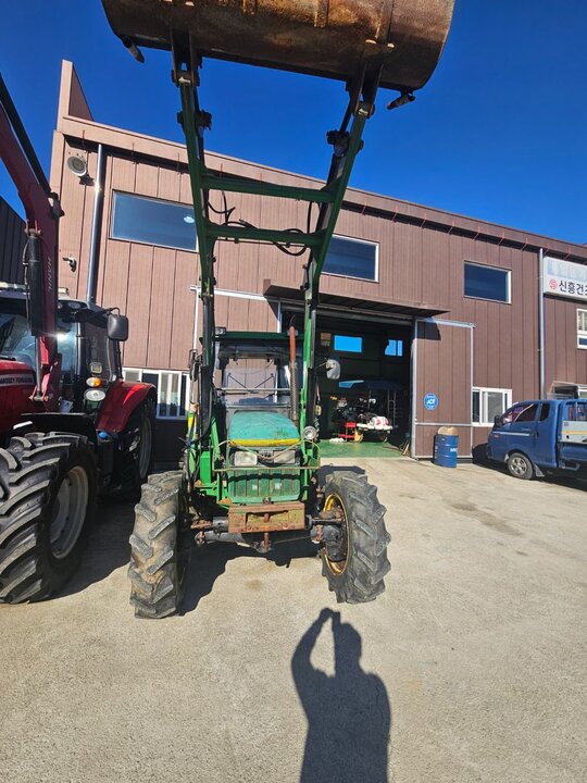 존디어 트랙터 5400 (68마력) 앞좌측면