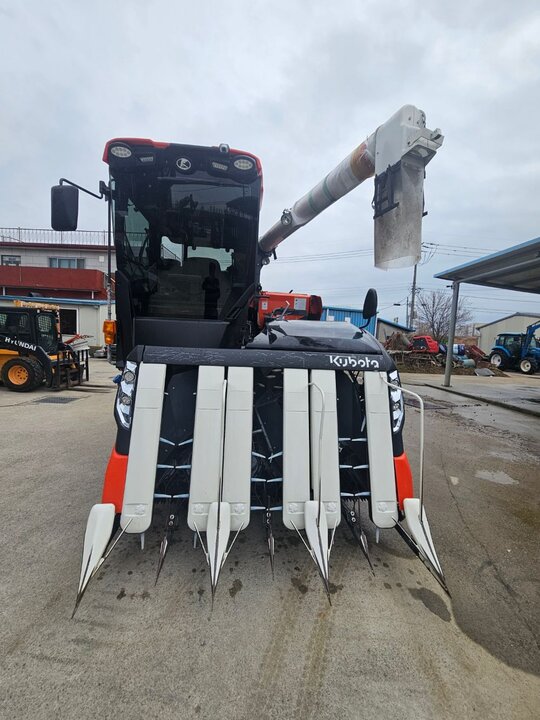 구보다 콤바인 ZR6130 (6조식) 앞좌측면