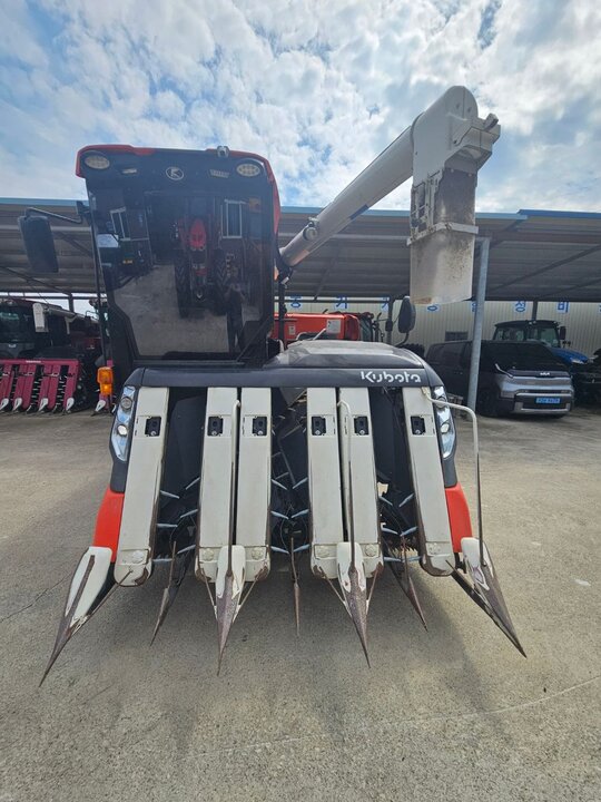 구보다 콤바인 ZR6130 (6조식) 앞좌측면
