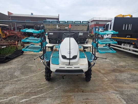 Kubota Rice transplanter KEP67R (6Rows) 앞좌측면