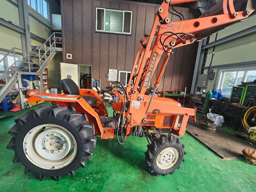 대동 트랙터 L300 (30마력) 뒤우측면