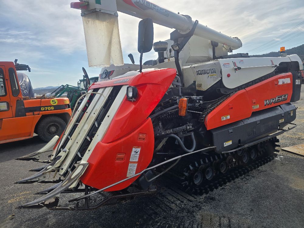 구보다 콤바인 WR68 (4조식) 앞좌측면