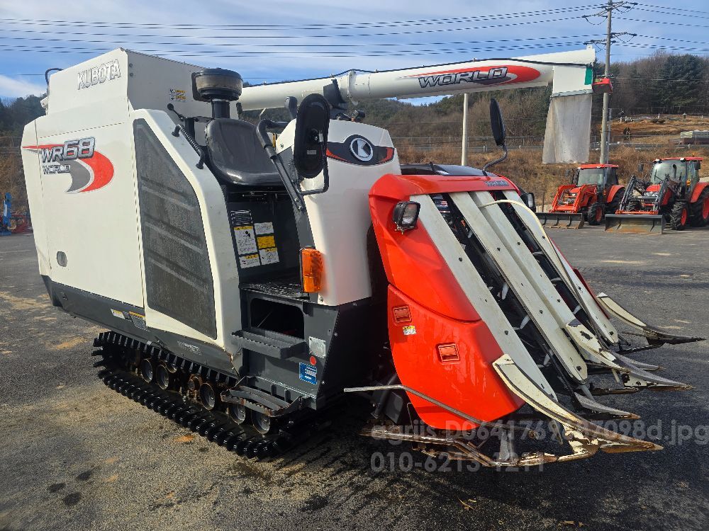 구보다 콤바인 WR68 (4조식) 뒤우측면