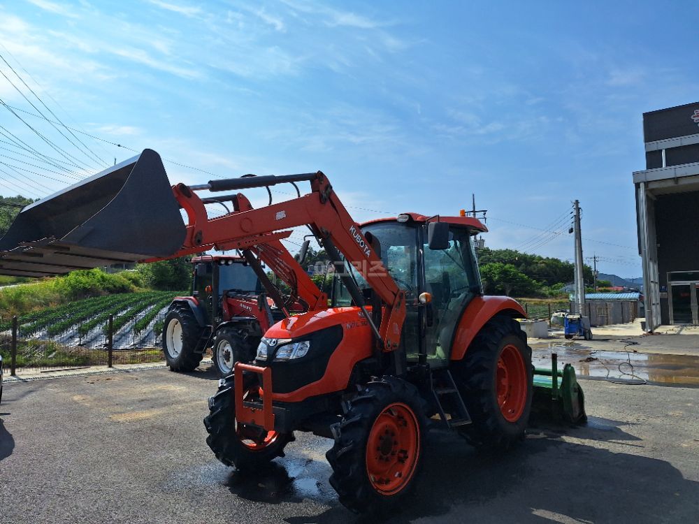 구보다 트랙터 M7060 (74마력) 뒤우측면
