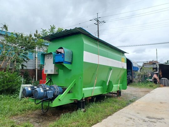 태진 TMR사료배합기 22-25루베 감속기2개 모터2개타입 앞좌측면