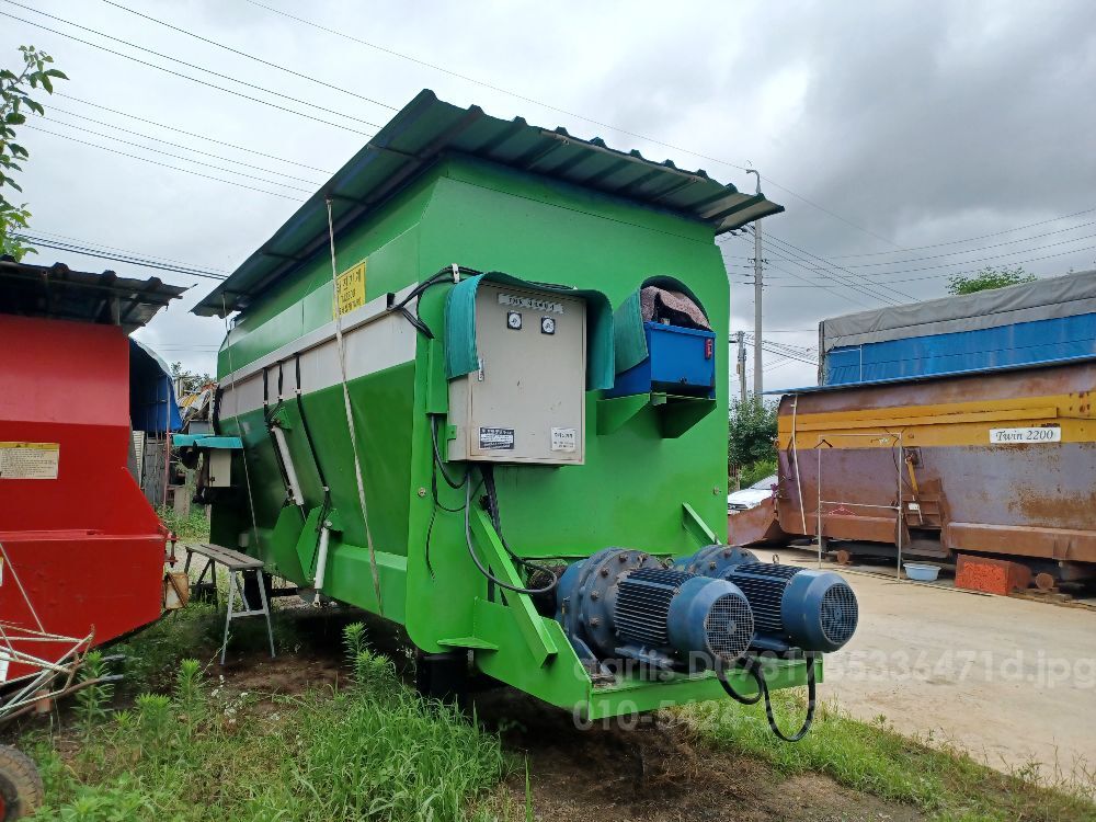태진 TMR사료배합기 22-25루베 감속기2개 모터2개타입 뒤우측면