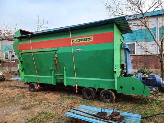 세진 TMR사료배합기-22-25 감속기2개모터2개타입 앞좌측면