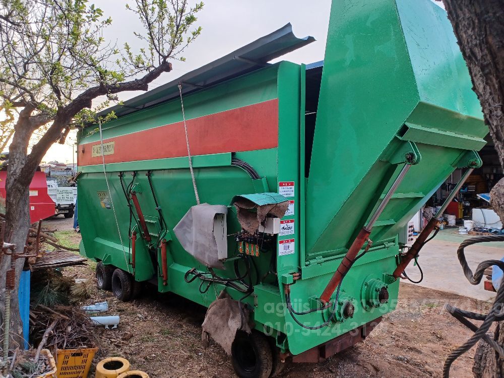 세진 TMR사료배합기-22-25 감속기2개모터2개타입 뒤우측면