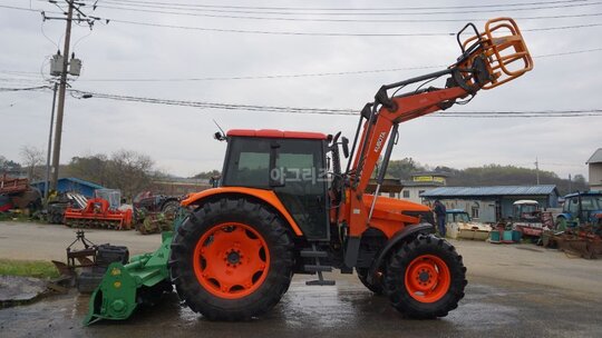 Kubota Tractor M125X (125hp) 앞좌측면