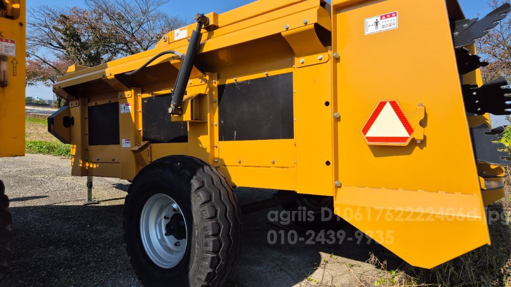 태성공업 퇴비살포기 TS25S2 뒤우측면