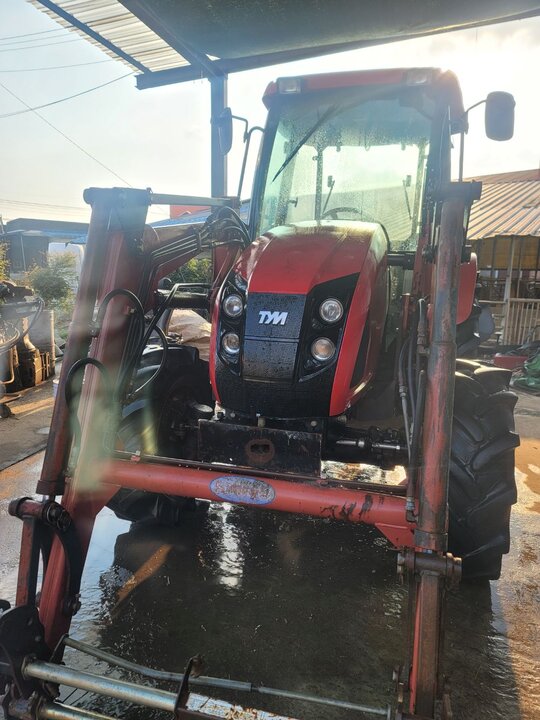 TYM 트랙터 T623 (62마력) 앞좌측면