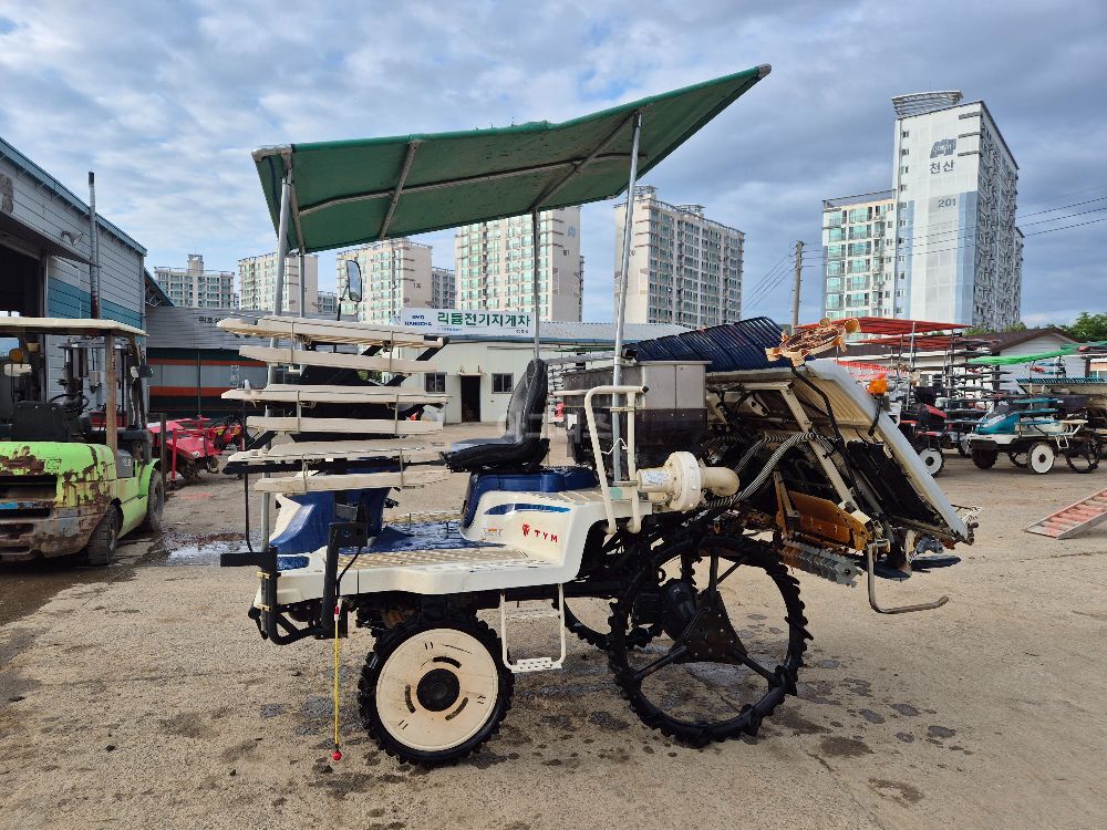 TYM 이앙기 PR63DLF (6조식) 뒤우측면