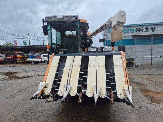  Combine Harvester HJ6135 (6Rows) 앞좌측면