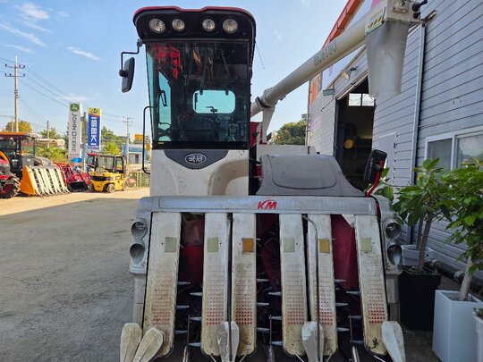 국제 콤바인 KC6130 (6조식) 앞좌측면