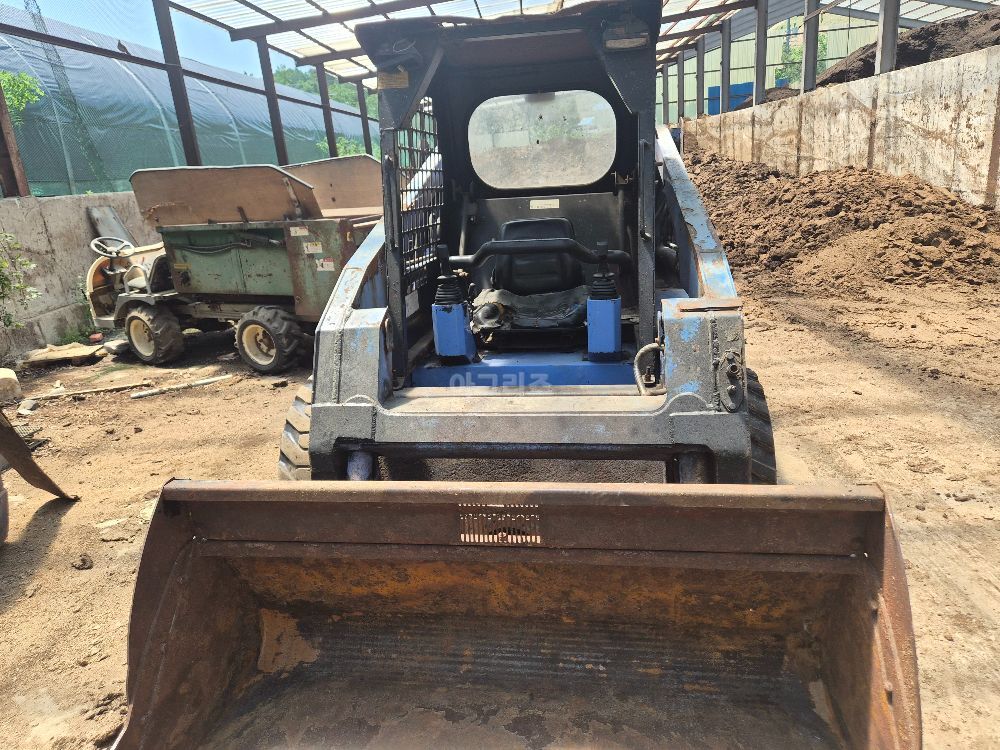  스키드로더 TS630 뒤우측면