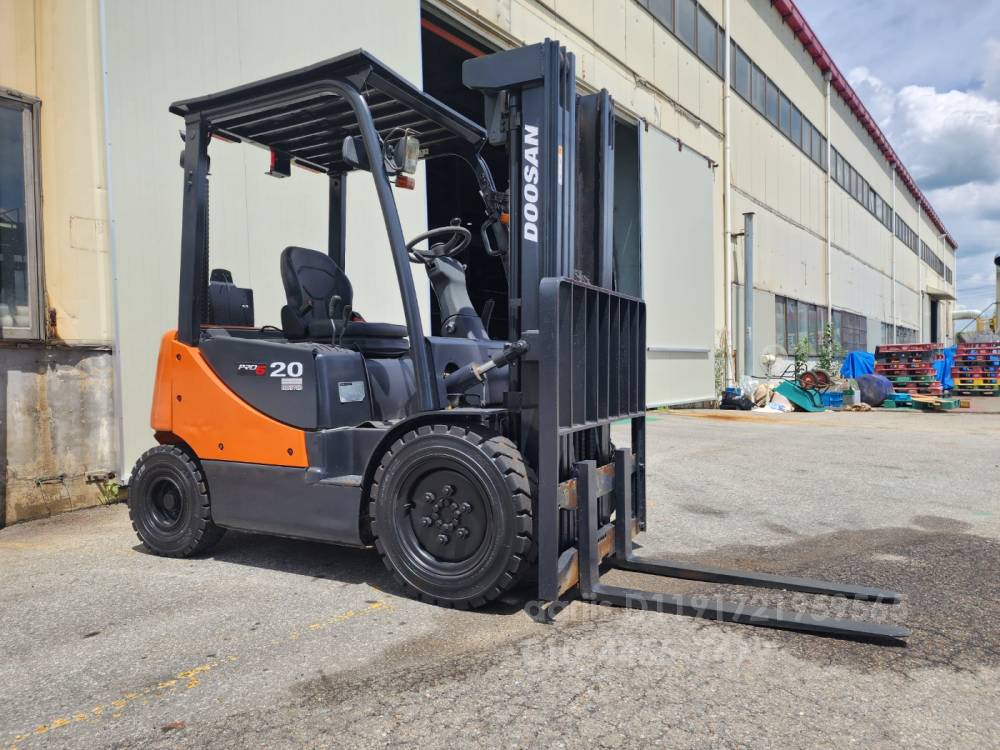 Doosan Forklift 2톤3단마스트  운전석