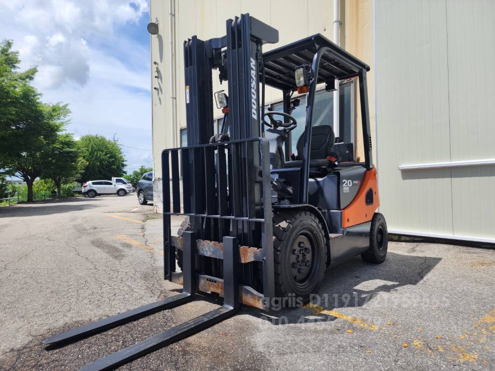 Doosan Forklift 2톤3단마스트  엔진내부