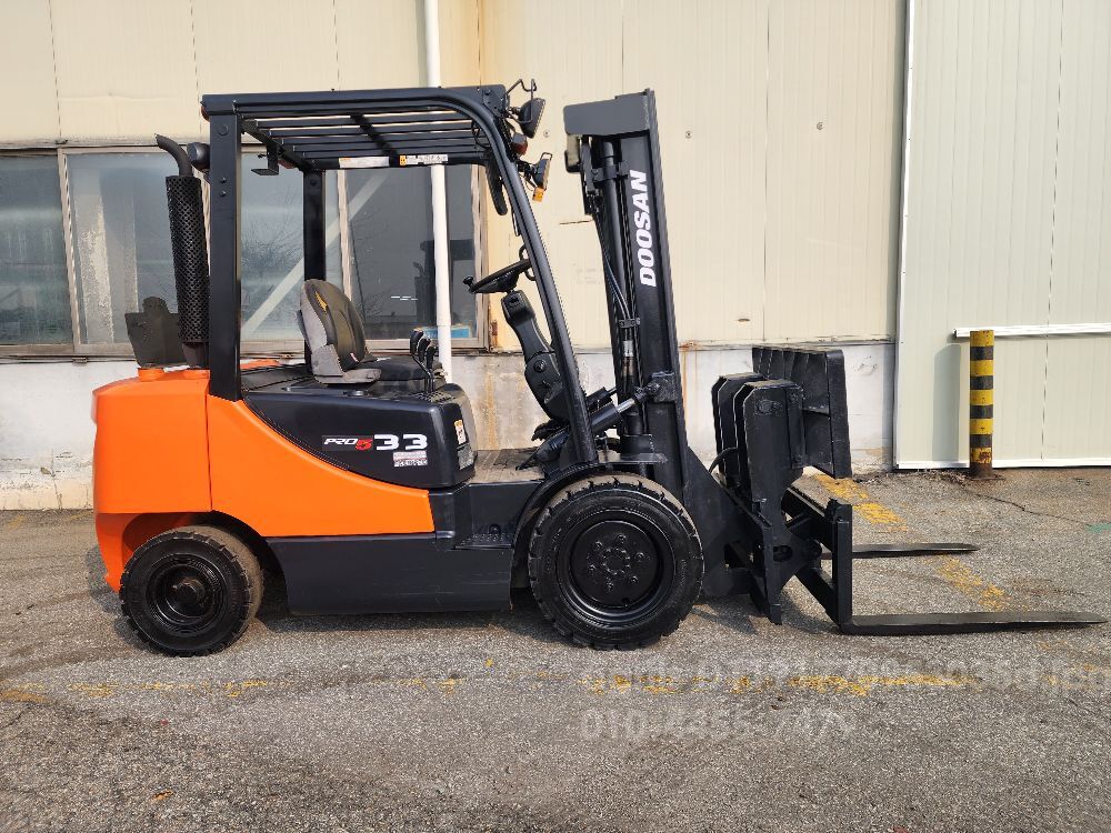 두산 지게차 3.3톤힌지드 (3.3톤) 뒤우측면