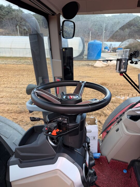아세아 트랙터 MF8S.265-F (265마력) 앞좌측면