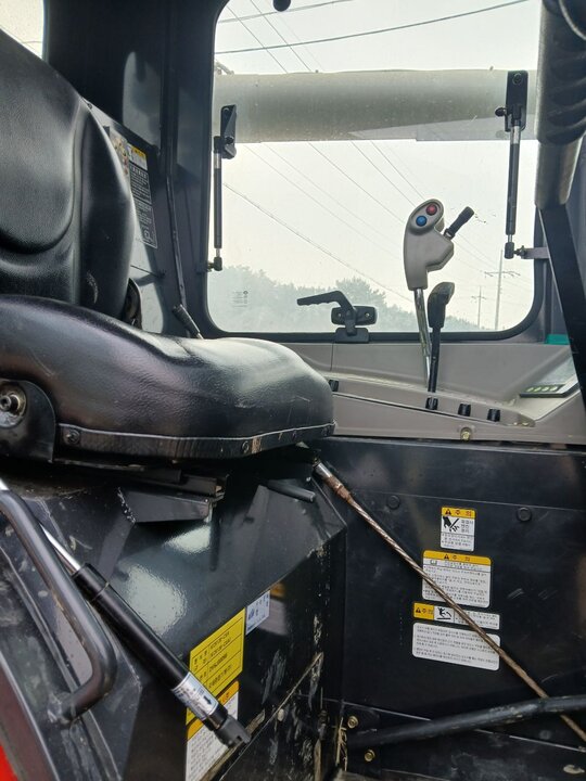 국제 콤바인 KC6130CXA (6조식) 앞좌측면