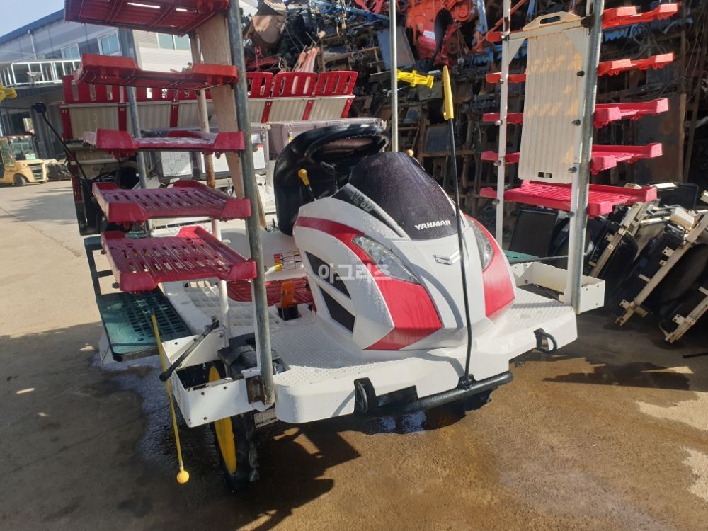 얀마 이앙기 YR6D (6조식) 뒤우측면