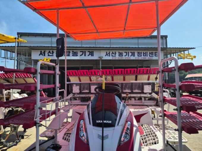 얀마 이앙기 YR8D (8조식) 뒤우측면