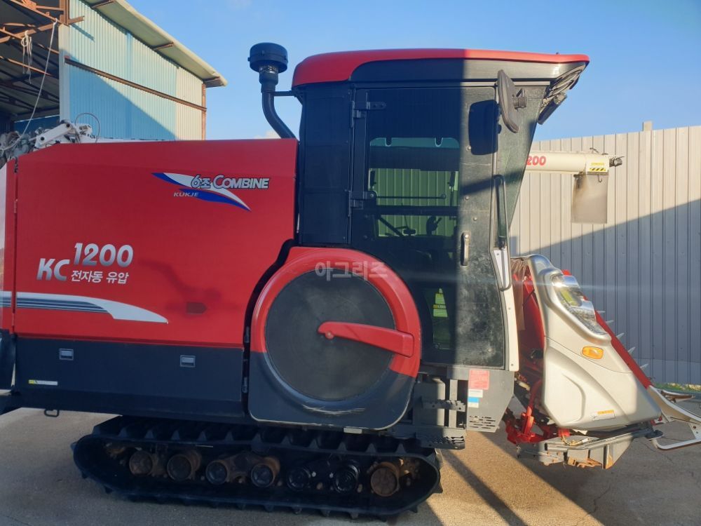 국제 콤바인 KC1200 (6조식) 뒤우측면